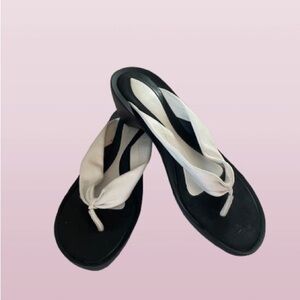 Nine West women’s black and white leather thong sandals size 7